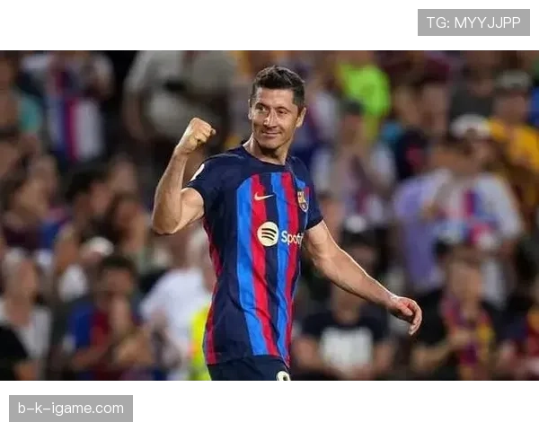 莱万多夫斯基关键拦截抢断亮眼，防守端贡献显著助力球队稳固防线