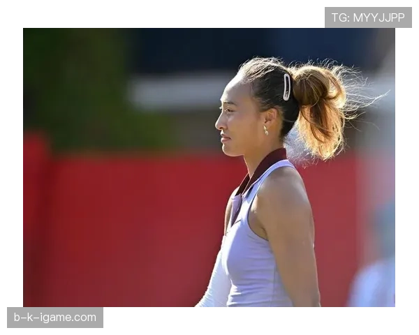 郑钦文球场女王气场十足，下了场拎着公交卡和口香糖回家